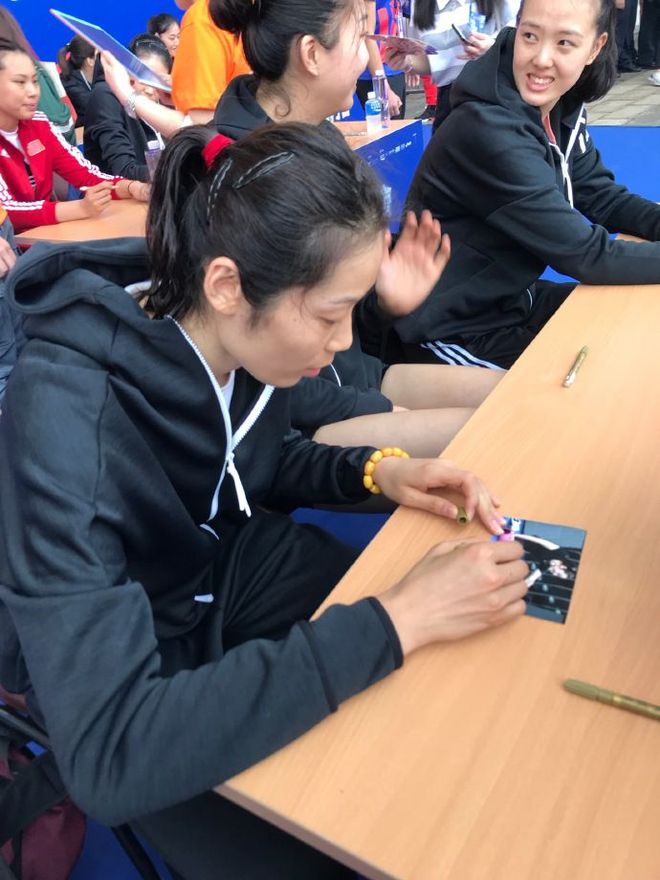 新疆广汇训练开放日，关键时刻刷新队史纪录引欢呼，法国杯在即，纪律约束更严格